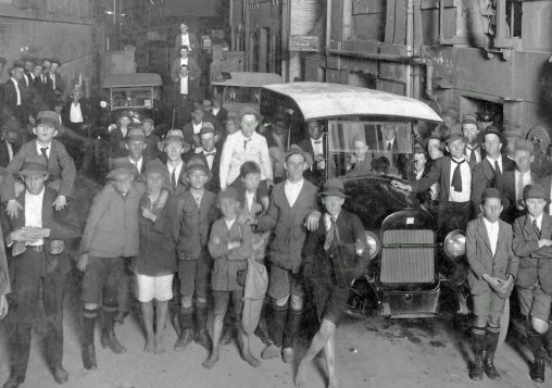 newspaper sellers rowes arcade brisbane ca 1925