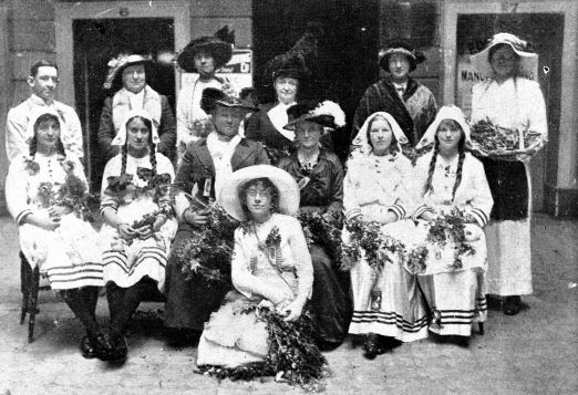 Daphne Mayo participating in Wattle Day celebrations in Brisbane 1914