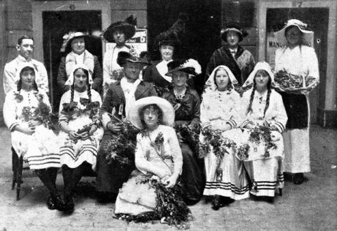 StateLibQld_2_212640_Daphne_Mayo_participating_in_Wattle_Day_celebrations_in_Brisbane,_1914